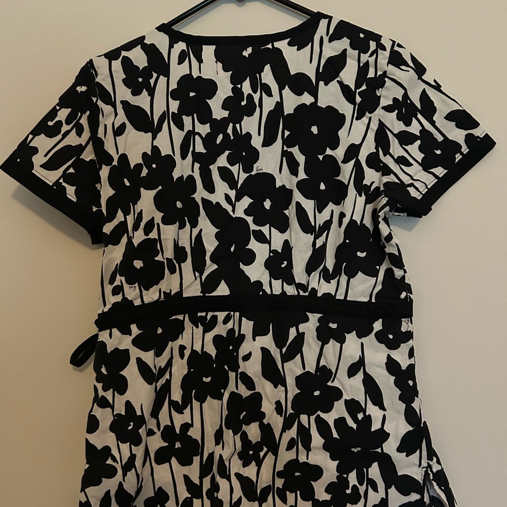 Koi Monochrome Floral V-Neck Top - Picture 4 of 4